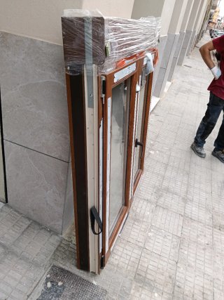 Ventana PVC imitación madera con persiana enrollab