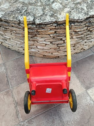 Carretilla de juguete roja Marca Dantoy