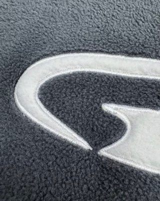 Sudadera Gris con Diseño Blanco