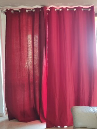 Cortinas rojas y blancas