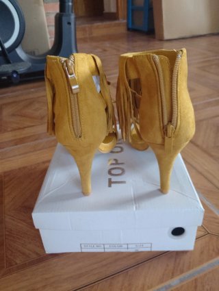 Zapatos de tacón con flecos amarillos talla 36