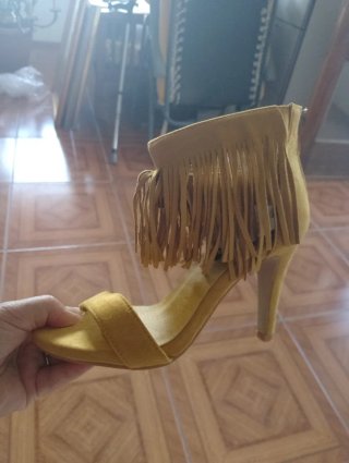 Zapatos de tacón con flecos amarillos talla 36