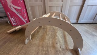 Arco de escalada con rampa de madera