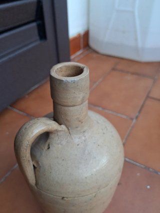 Bottiglia antica in terracotta