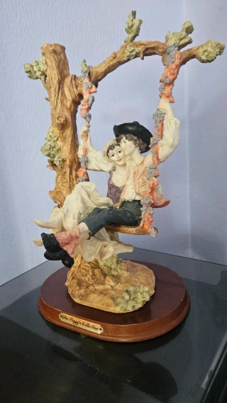 Figura vintage pareja en columpio