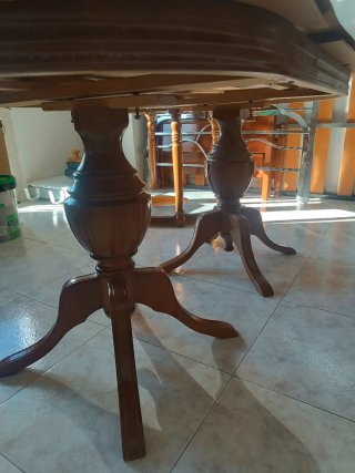 Mesa de comedor ovalada de madera