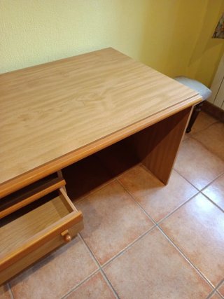Escritorio de madera color beige y marrón