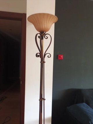 Lámpara de forja con tulipa rosa palo