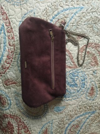 Bolso de mano morado con cadena plateada