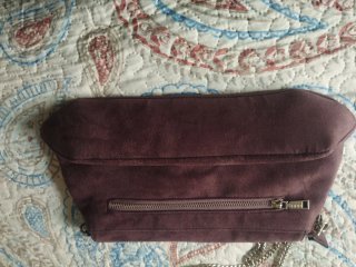 Bolso de mano morado con cadena plateada