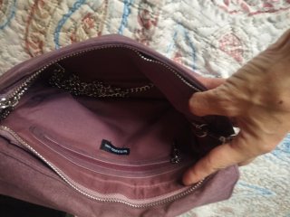 Bolso de mano morado con cadena plateada