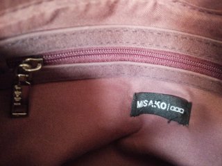 Bolso de mano morado con cadena plateada