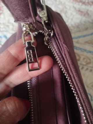 Bolso de mano morado con cadena plateada