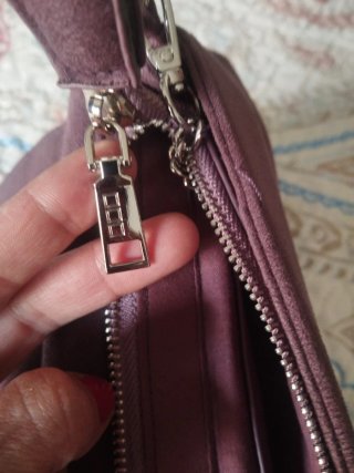 Bolso de mano morado con cadena plateada