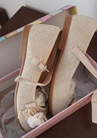 Zapatos de niña con flor y lazo