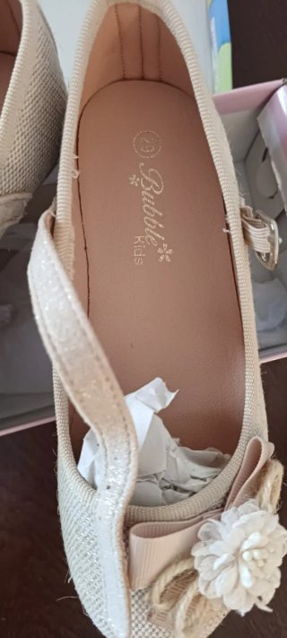 Zapatos de niña con flor y lazo