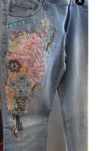 Pantalón tejano con aplicaciones