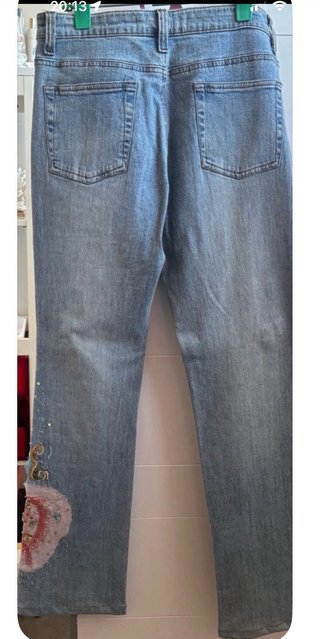Pantalón tejano con aplicaciones