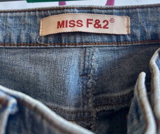 Pantalón tejano con aplicaciones