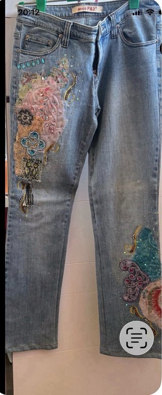 Pantalón tejano con aplicaciones