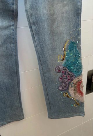 Pantalón tejano con aplicaciones