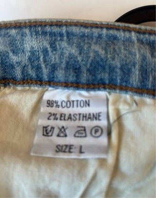 Pantalón tejano con aplicaciones