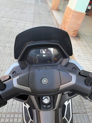 Yamaha NMAX Scooter Blanco y Morado