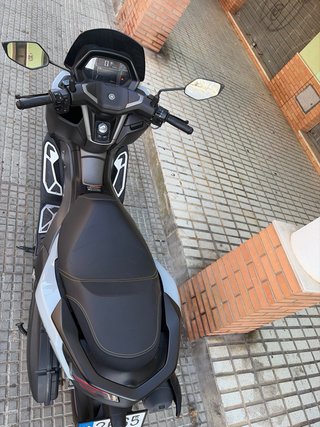 Yamaha NMAX Scooter Blanco y Morado