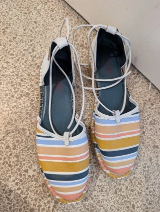Sandalias de colores con tiras