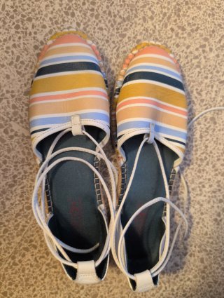 Sandalias de colores con tiras