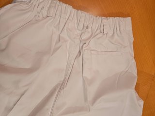 4 pantalones de trabajo solo un bolsillo atras.