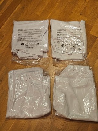 4 pantalones de trabajo solo un bolsillo atras.
