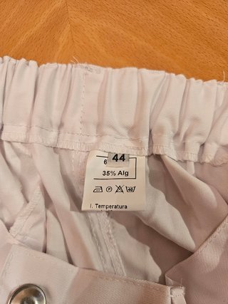4 pantalones de trabajo solo un bolsillo atras.