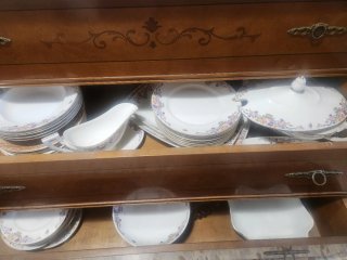Vajilla de porcelana con diseño floral