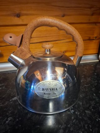 Tetera de metal con mango marrón