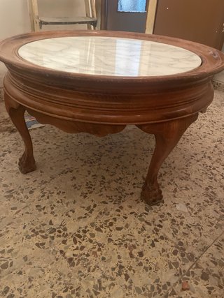 Mesa baja antigua de madera y mármol