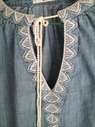 Blusa vaquera Mango bordada talla S