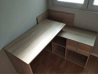 Scrivania ad angolo con cassetti e spazio di archiviazione