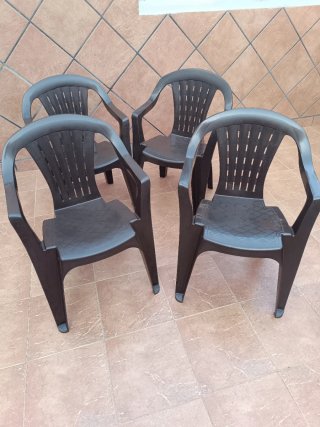 4 Sillas de Plástico Marrones para Terraza