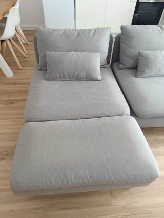 Divano modulare grigio in tessuto