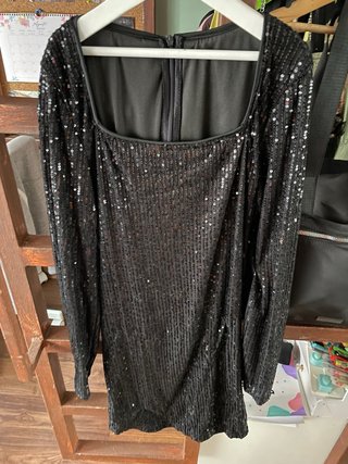 Vestido lentejuelas negro escote cuadrado