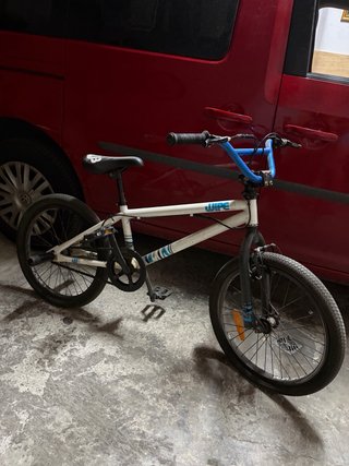 Bicicleta BMX Monty con frenos