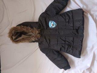 Chaqueta infantil negra con capucha