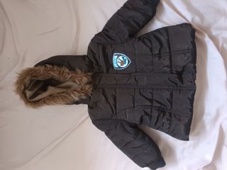 Chaqueta infantil negra con capucha