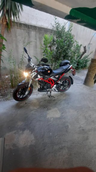 Moto Naked Negra y Roja tel 674503632