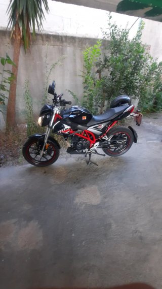 Moto Naked Negra y Roja tel 674503632
