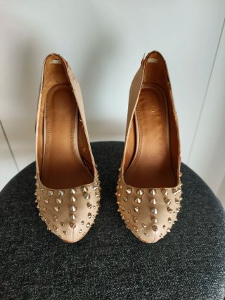 Zapatos tacón beige tachuelas doradas