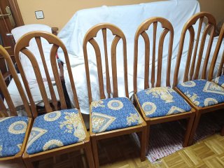 Seis sillas de comedor de madera y tela