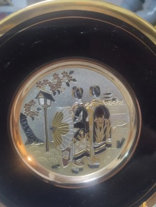 Plato decorativo japonés con figuras