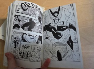 Tres volúmenes del manga Dragón Ball